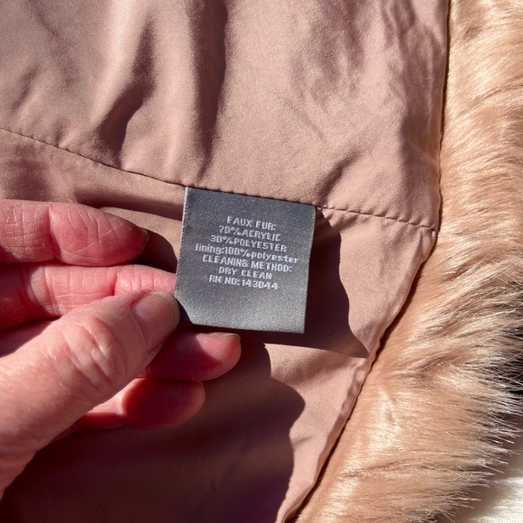 Blush pink size SMALL faux fur vest excellent condition!!! - Picture 6 of 11